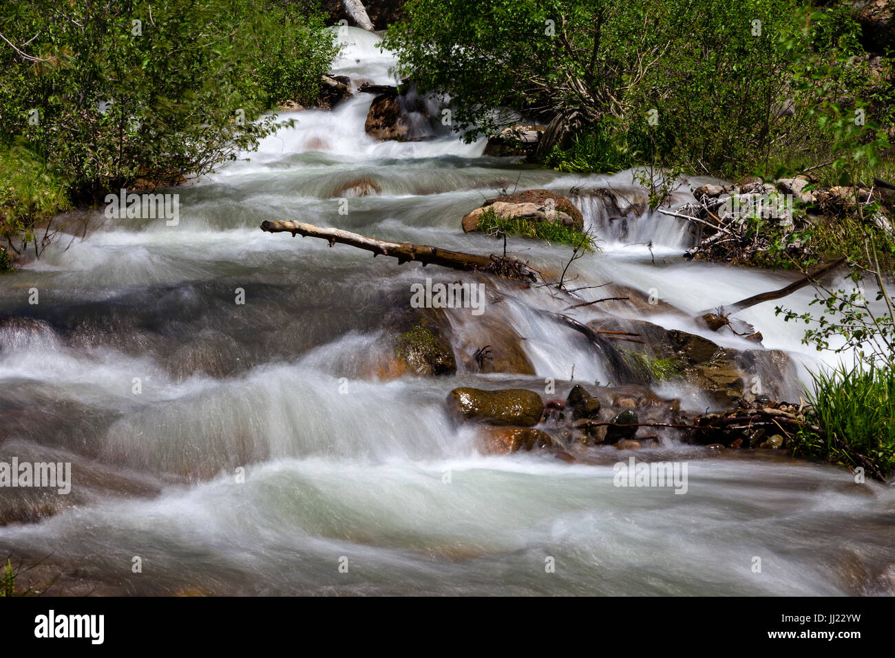 Flux du ruisseau de soufre au-dessus de Mill Creek Falls dans Lassen Volcanic National Park Banque D'Images
