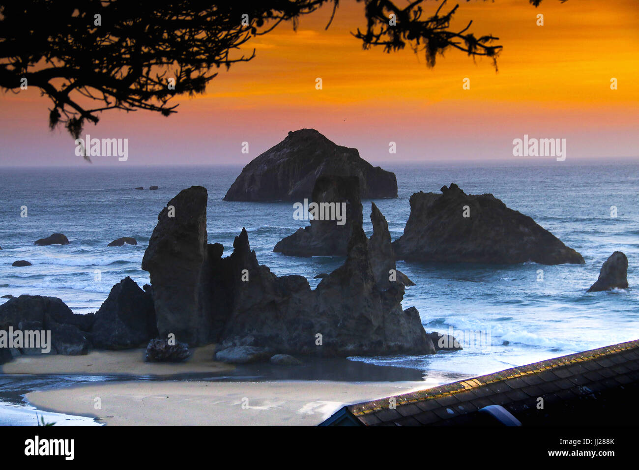 Coucher du soleil sur les rochers, sur la plage de Bandon, ou Banque D'Images