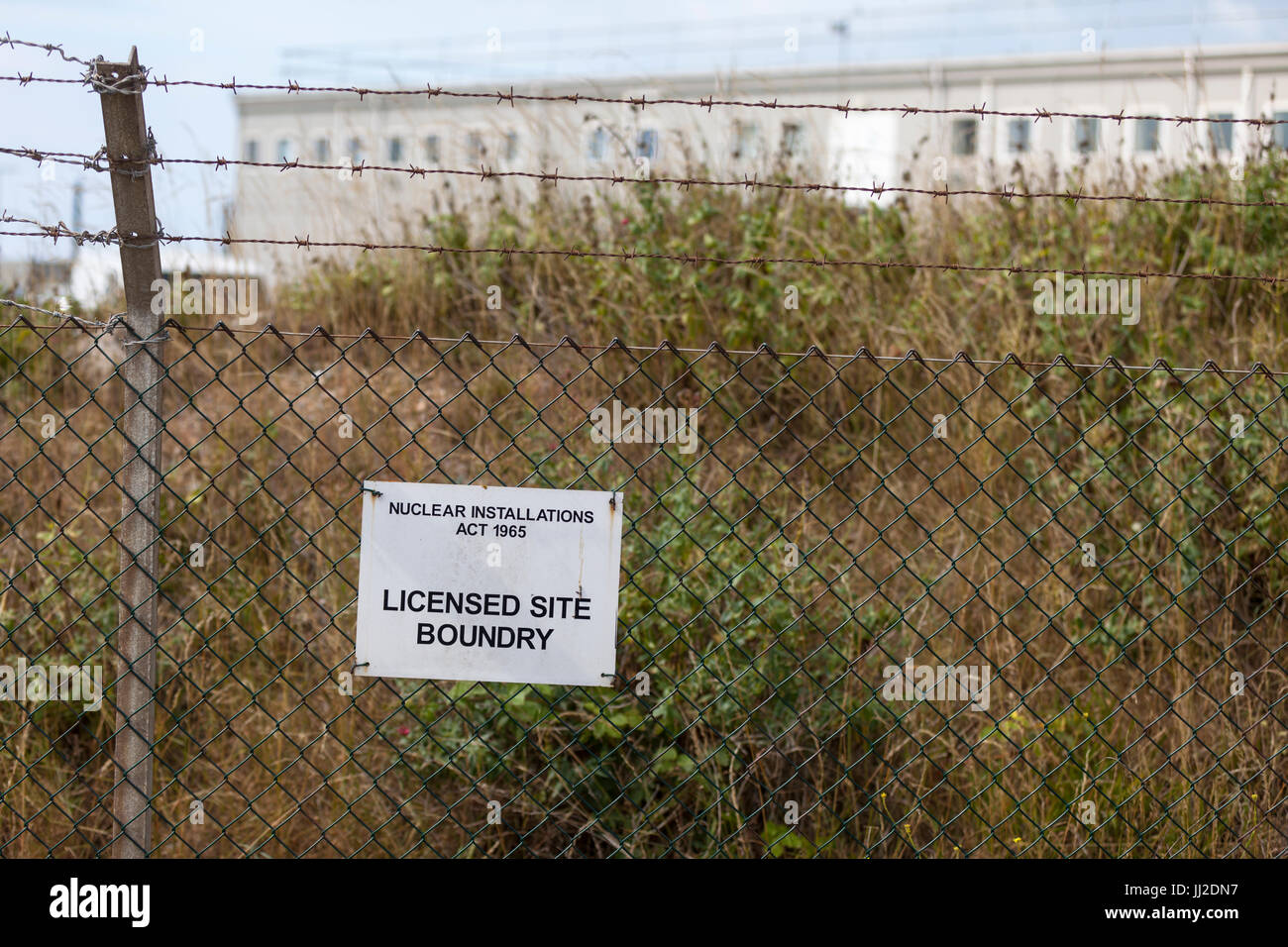 Limites du site sous licence par la loi sur les installations nucléaires 1965 signe sur barbelés Banque D'Images