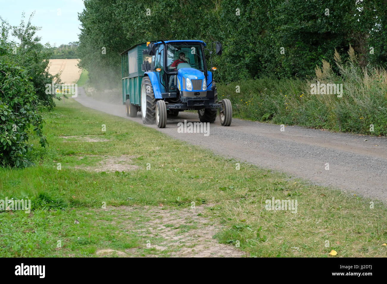 Tracteur agricole le transport de fruits et légumes autour d'un public Choisissez votre propre ferme dans le West Sussex, UK Banque D'Images