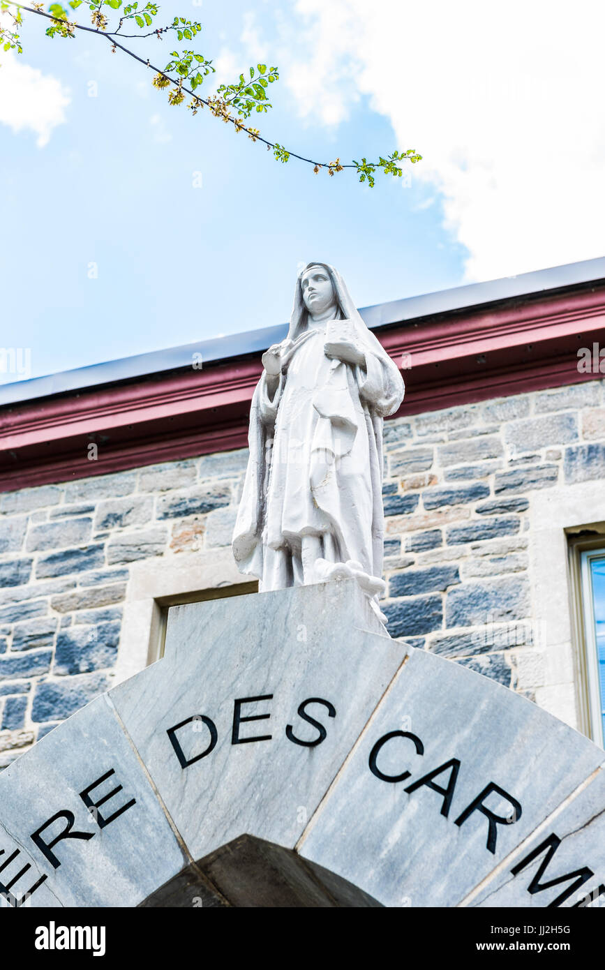 Montréal, Canada - le 27 mai 2017 : monastère des Carmes entrée de l'église avec arch sur rue dans quartier le plateau en ville dans la région du Québec Banque D'Images