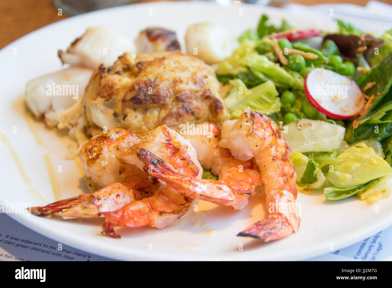 Gâteau de crabe, pétoncles et crevettes, ce dernier restaurant Legal Sea Foods, Boston, MA, USA Banque D'Images