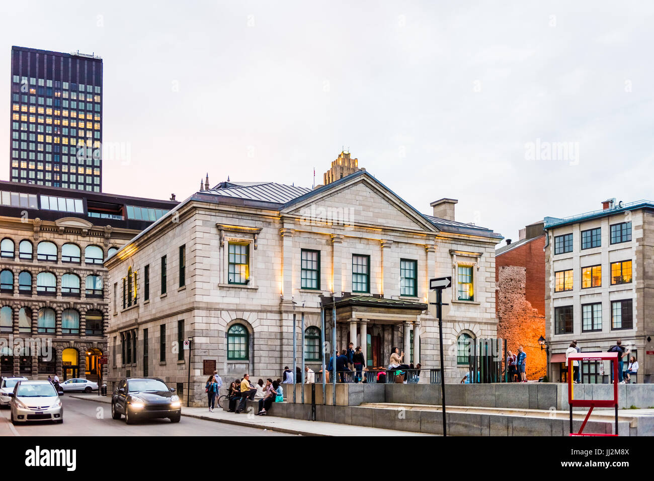 Montréal, Canada - le 27 mai 2017 : Bâtiment en pierre de la vieille ville illuminée par les feux jaune appelé Pointe-a-Calliere, Boutique du Musée par ev dans la rue Banque D'Images