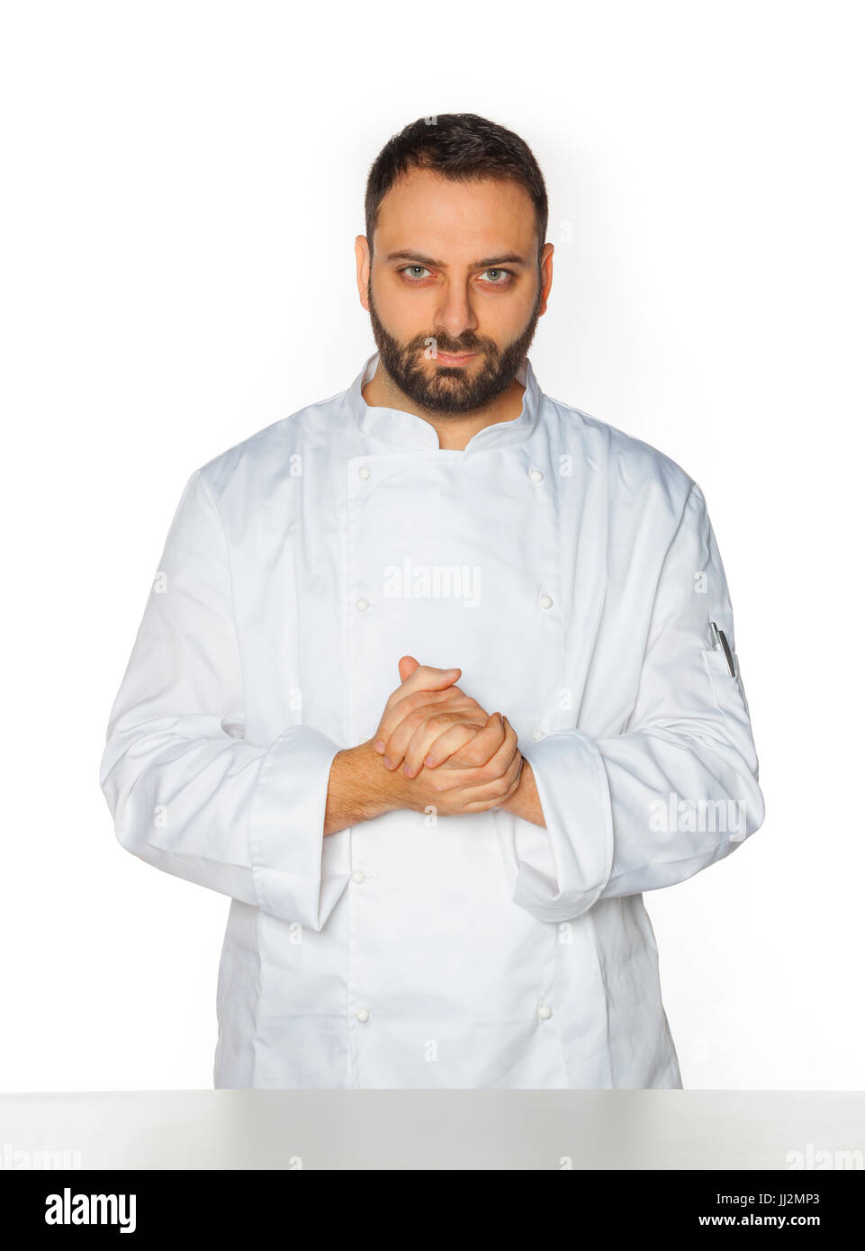 Jeune chef en uniforme blanc sans hat isolé sur fond blanc. Banque D'Images