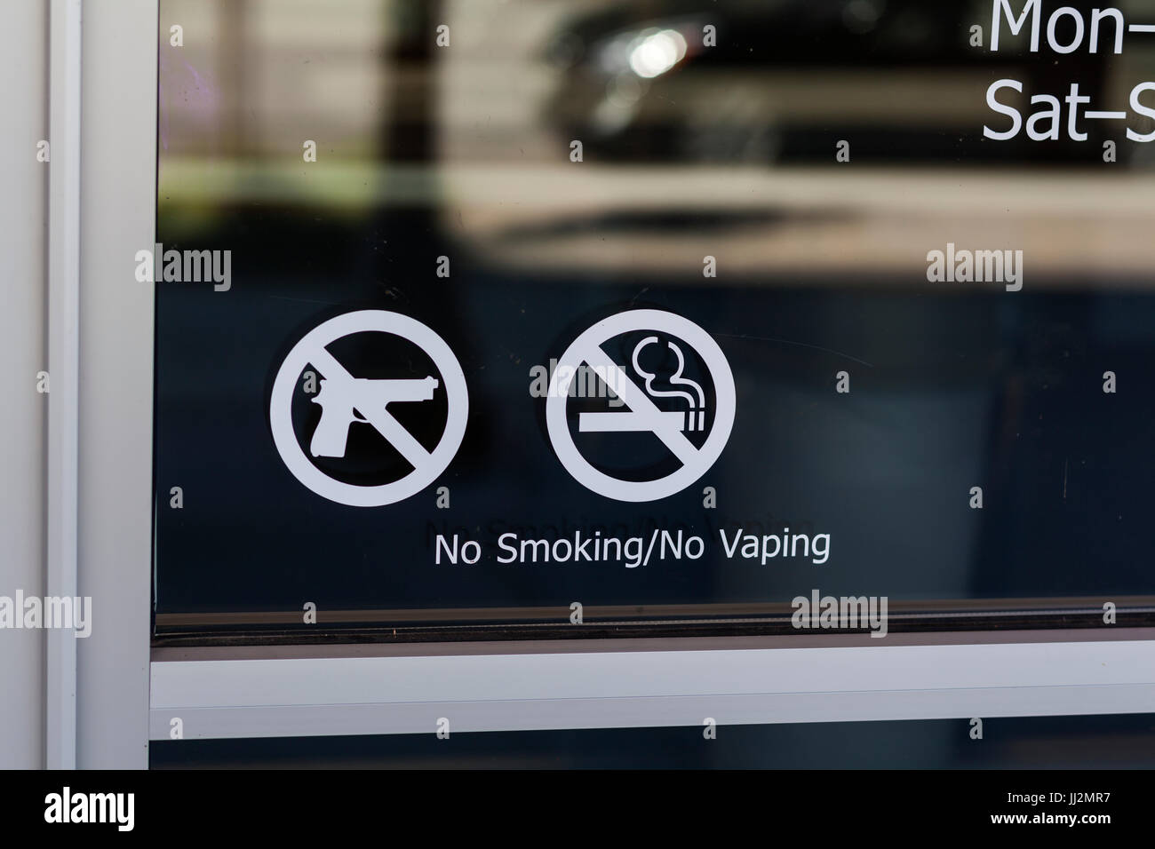 Pas de fumeur, pas d'Vaping, pas d'armes signe sur fenêtre. Banque D'Images