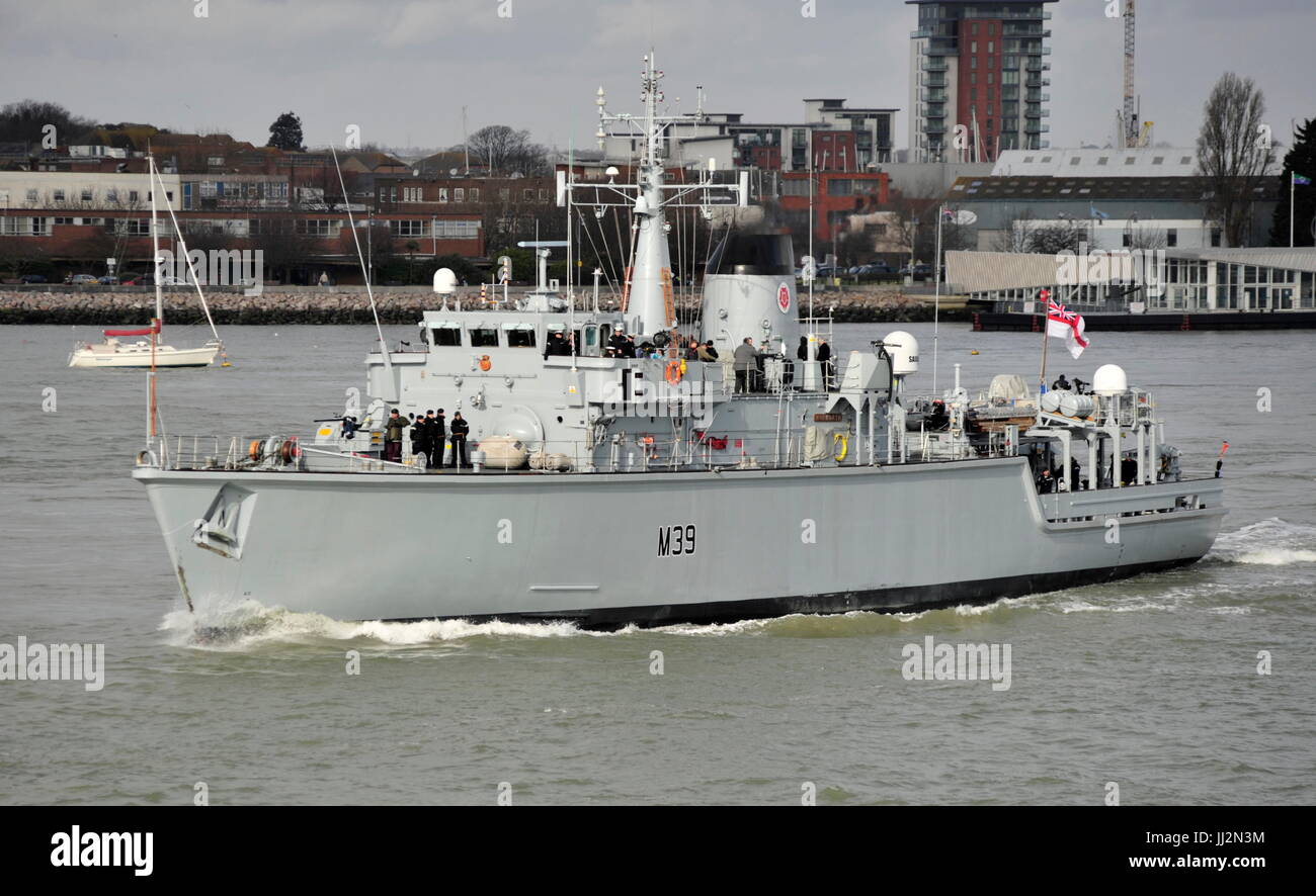 AJAXNETPHTO.6ème mars, 2015. PORTSMOUTH, Angleterre. - HMS HURWORTH QUITTER PORT. photo:TONY HOLLAND/AJAX REF;36925 SRD150603 Banque D'Images