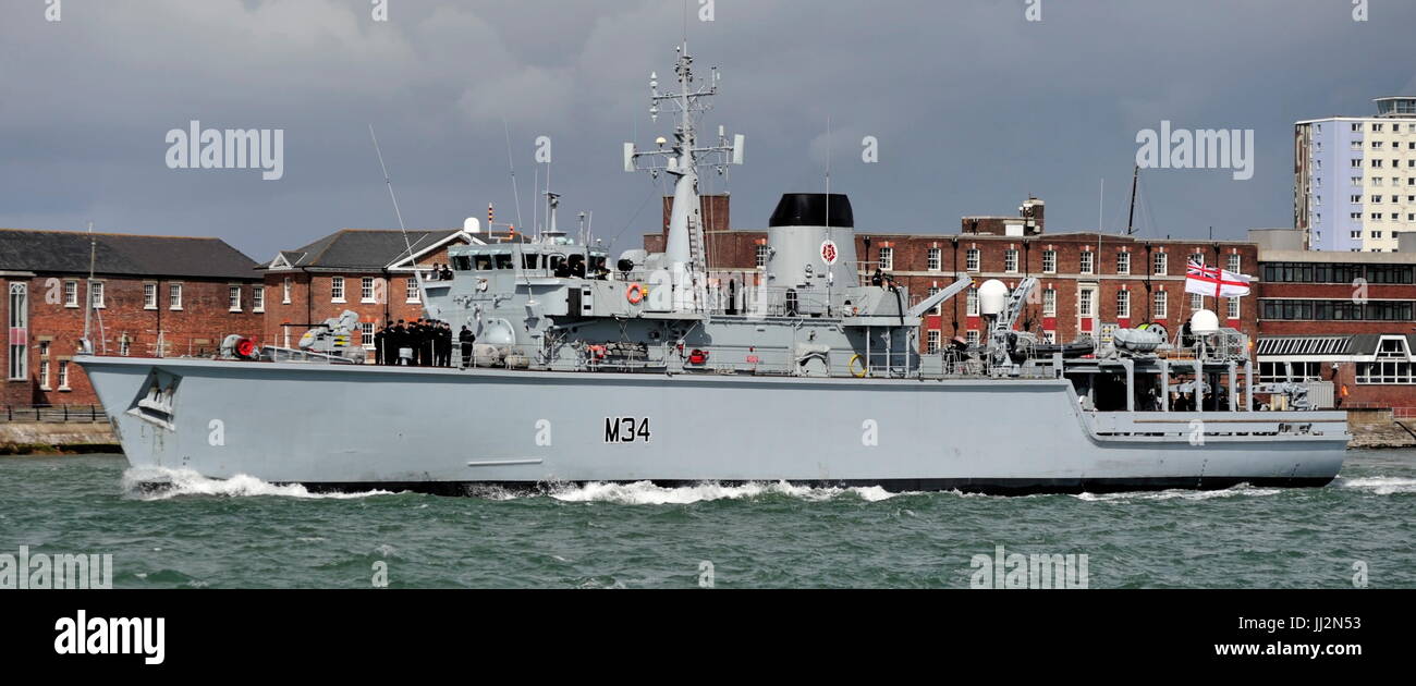 AJAXNETPHOTO. 1ER JUIN 2015. PORTSMOUTH, Angleterre. - Les mesures de lutte de classe Hunt (MCMV) navire HMS MIDDLETON LAISSANT BASE. photo:TONY HOLLAND/AJAX REF:38221 SRD150106 Banque D'Images