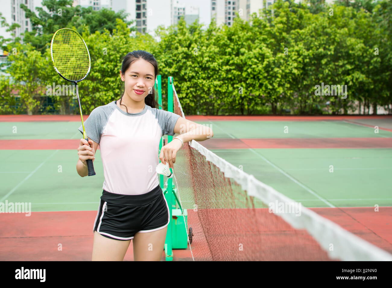 Asian Girl standing sur le court de badminton en plein air Photo Stock -  Alamy