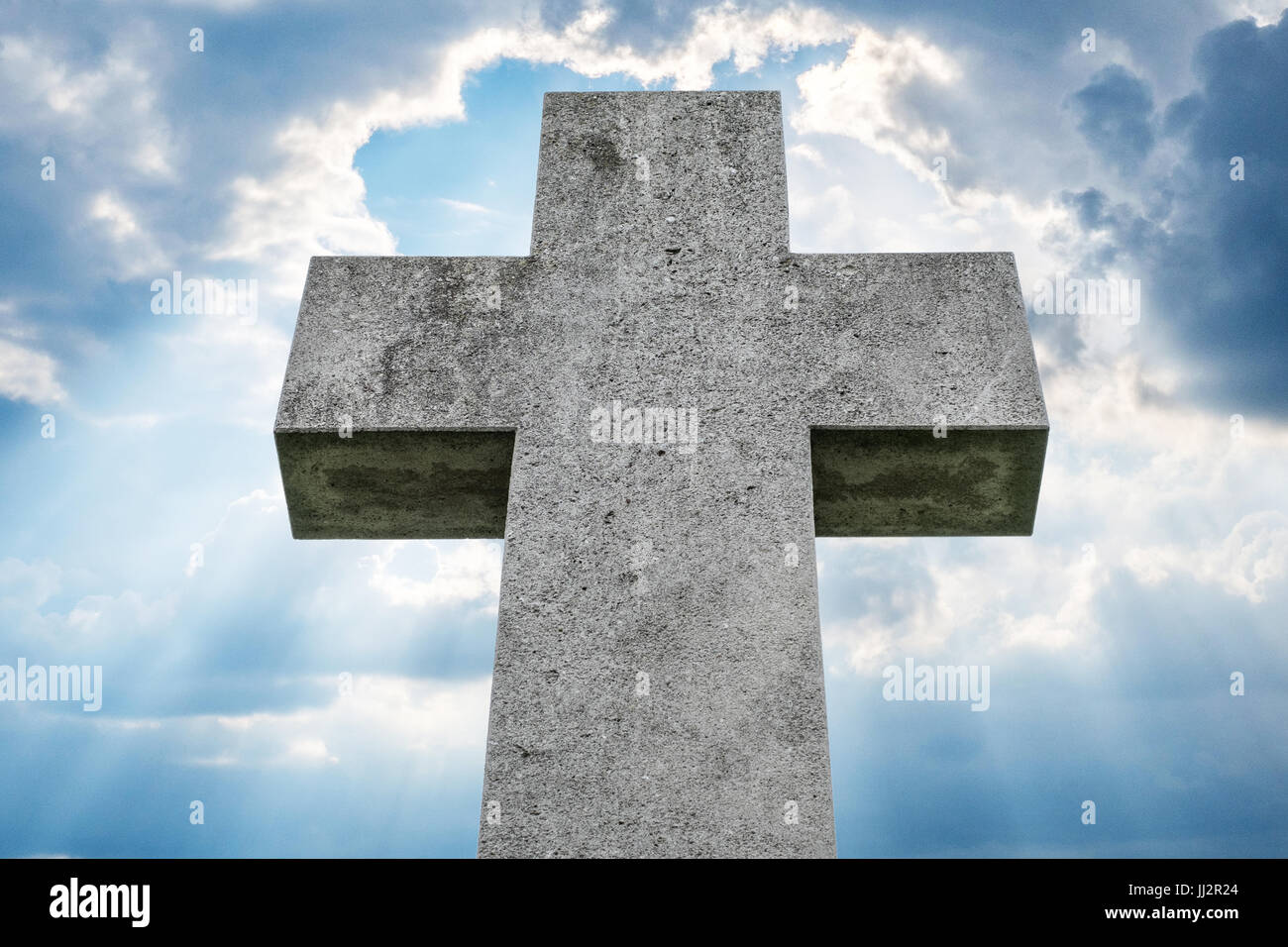 Pierre tombale, croix en pierre isolé sur fond de ciel - Banque D'Images