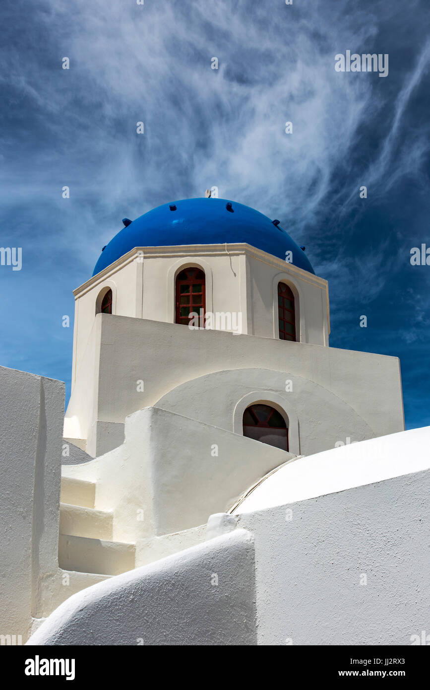 Dôme bleu église orthodoxe grecque, Oia, Santorin, sud de la mer Egée, Grèce Banque D'Images