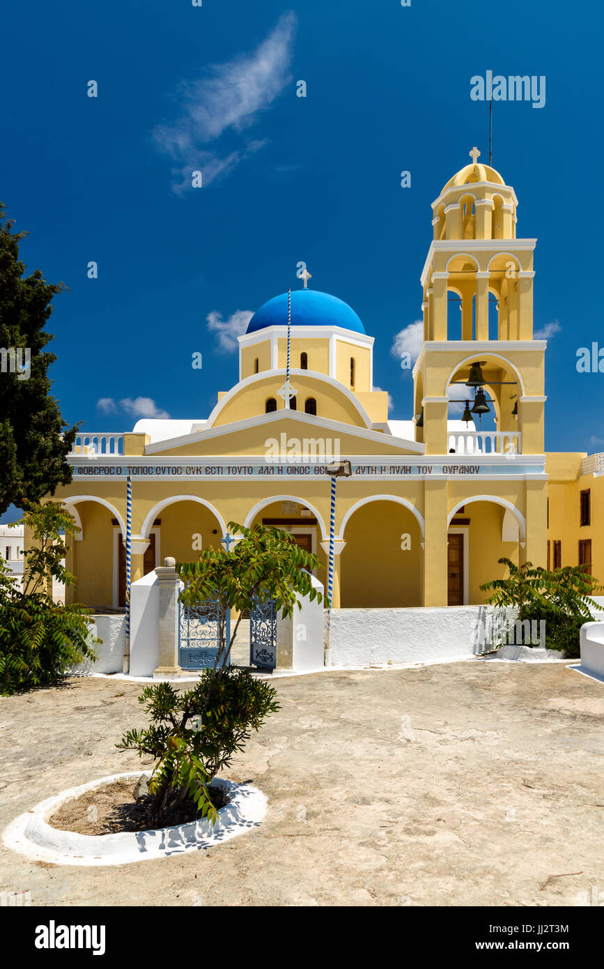 L'église grecque-orthodoxe de Saint George, Oia, Santorin, sud de la mer Egée, Grèce Banque D'Images