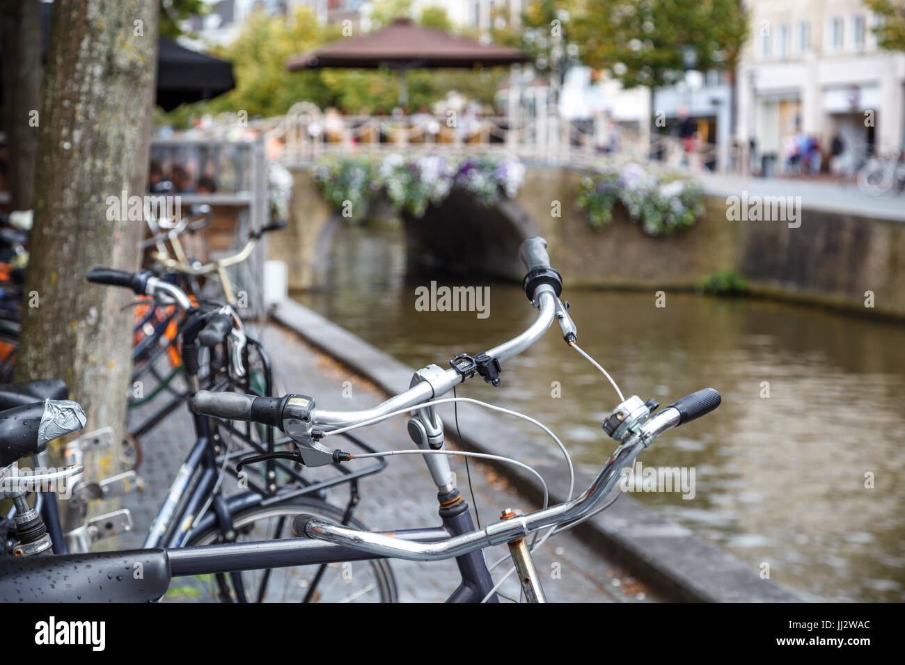 Ligne d'un vélo garé en face d'un canal à Leeuwarden, Pays-Bas Banque D'Images