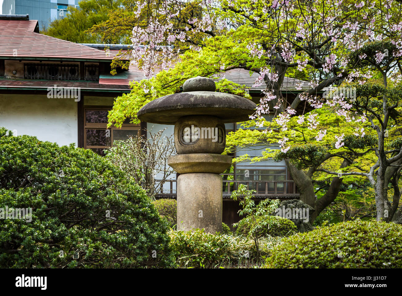 Une lanterne japonaise en pierre décorative au jardin Koishikawa Kōrakuen  Jardins en Bunkyo, Tokyo, Japon Photo Stock - Alamy