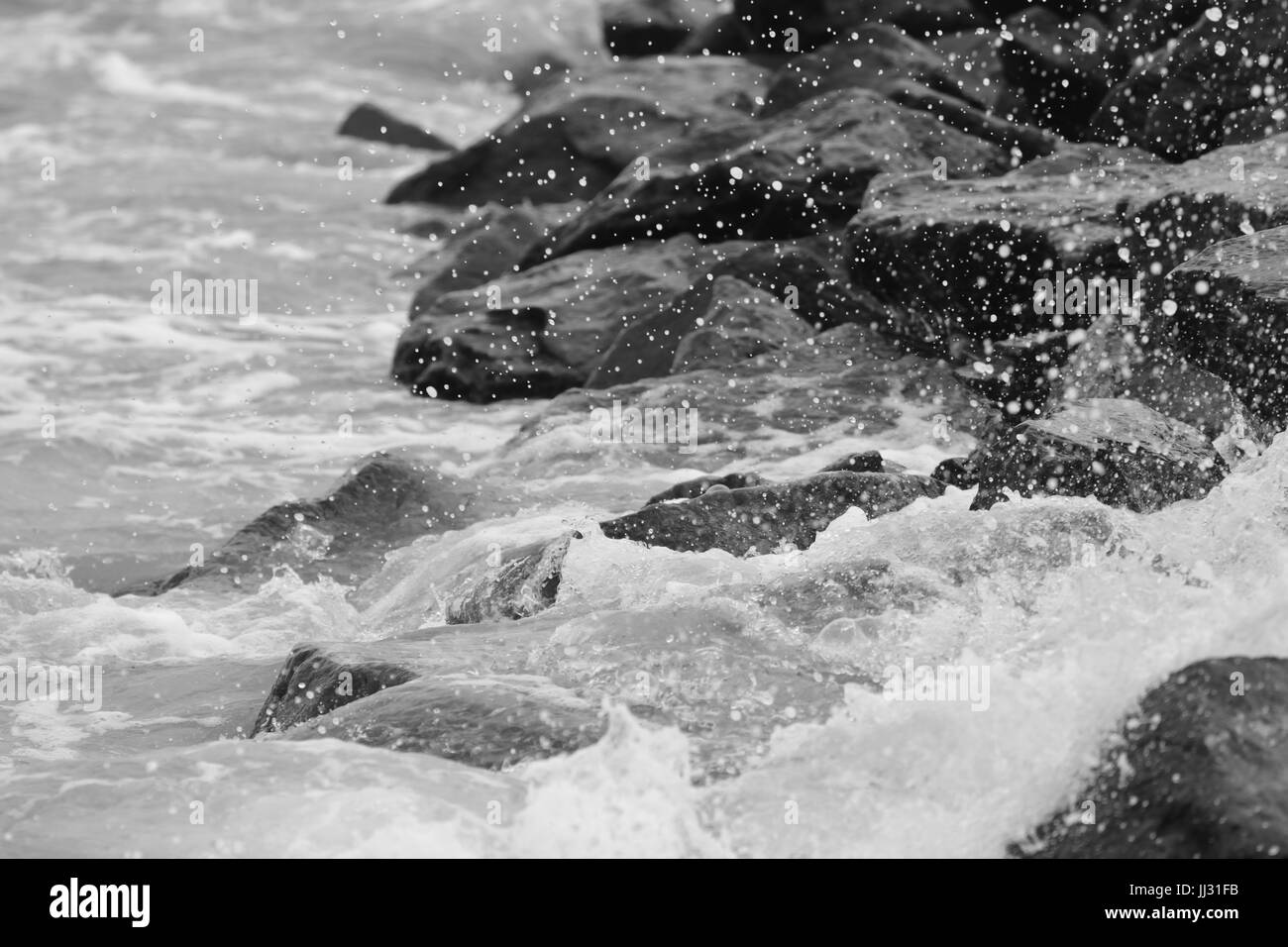 La mer Noire sur la côte roumaine, une côte rocheuse en un jour de tempête. Banque D'Images