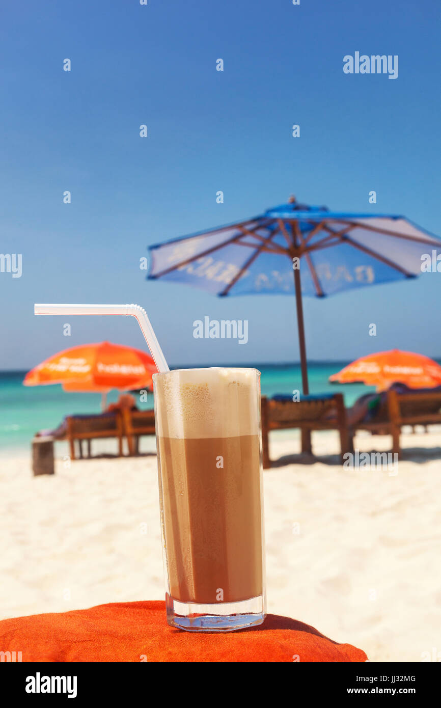 Délicieux café sur glace été belle plage. Locations de luxe. Banque D'Images