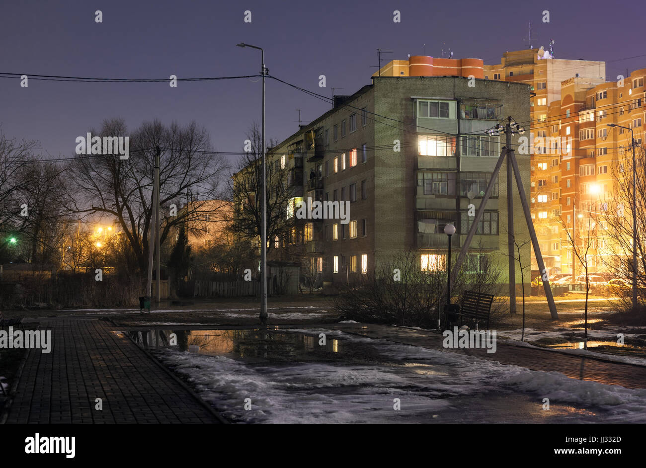 L'ancien régime soviétique de cinq étages typique bâtiment résidentiel à côté de la place sans éclairage. Scène de nuit Banque D'Images