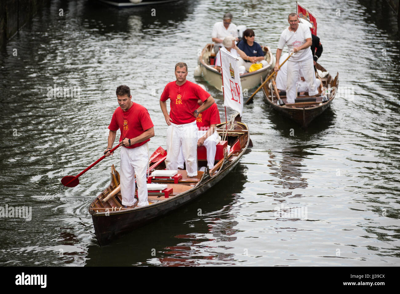 Windsor, Royaume-Uni. 17 juillet, 2017. L'empeigne Swan arriver à Romney Lock à la fin de la première journée de la Swan Augmenter recensement. Swan augmenter est une cérémonie annuelle de cinq jours recensement swan exigeant la collecte, le marquage et la libération de tous les cygnets, ou le cygne tuberculé, sur la Tamise. Elle remonte à plus de 800 ans, à quand l'État revendiqué la propriété de tous les cygnes tuberculés. Le premier jour du recensement a lieu entre Sunbury et de Windsor. Credit : Mark Kerrison/Alamy Live News Banque D'Images