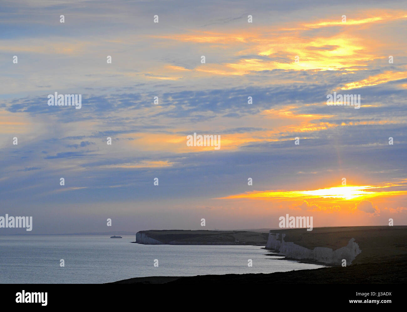 Eastbourne, East Sussex, Royaume-Uni. 17 juillet 2017. Magnifique coucher de soleil sur le phare de Belle tout et les falaises De Seven Sisters sur la côte sud. Banque D'Images