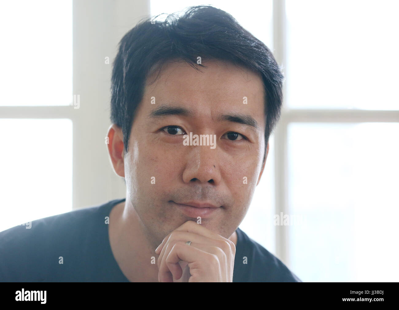 Coréen Jang Hoon S. directeur directeur sud-coréen Jang Hoon pose pour une photo avant un entretien pour le nouveau film "Un chauffeur de taxi' à Séoul le 17 juillet 2017. Le film sortira en France le 2 août. (Yonhap)/2017-07-18 10:41:42/  < 1980-2017 AGENCE YONHAPNEWS. . > Photo via Newscom Banque D'Images