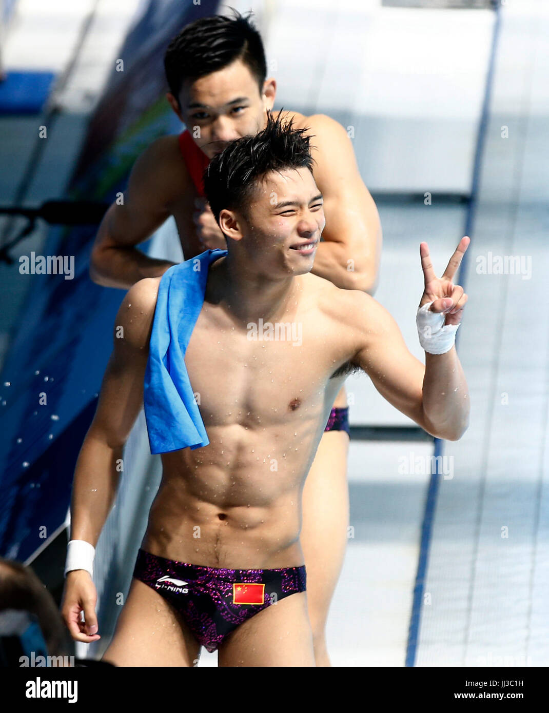 Budapest, Hongrie. 17 juillet, 2017. La Chine Chen Aisen (bas) / Yang Hao  célèbrent après le Men's 10m plate-forme synchronisée de la plongée finale  à la 17e Championnats du Monde FINA à