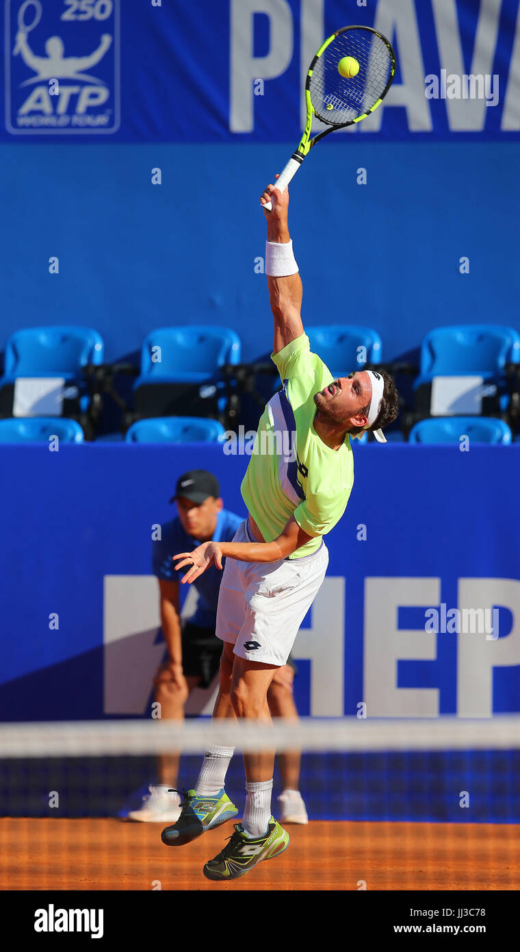 Umag, Croatie. 17 juillet, 2017. Marco Cecchinato sert de l'Italie au cours de la première ronde du tournoi match contre Gilles Simon de la France à la Croatie en 2017 Open ATP Umag, Croatie, le 17 juillet 2017. Credit : Marija Galoic/Xinhua/Alamy Live News Banque D'Images