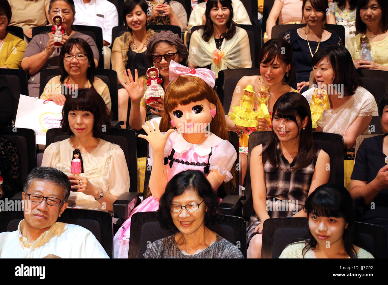 Urayasu, au Japon. 17 juillet, 2017. Un taille-liffe Licca-chan sourit poupée avec ses fans qu'ils assistent à la fête du 50e anniversaire de Licca-chan poupée à un théâtre à Urayasu, suburban Tokyo le lundi 17 juillet, 2017. Quelques 1 000 fans, qui ont acheté un modèle anniversaire de la poupée Licca-chan 'Premium' il y a 25 ans, ont été invités à la fête et célèbre Licca-chan's 50e anniversaire. Credit : Yoshio Tsunoda/AFLO/Alamy Live News Banque D'Images