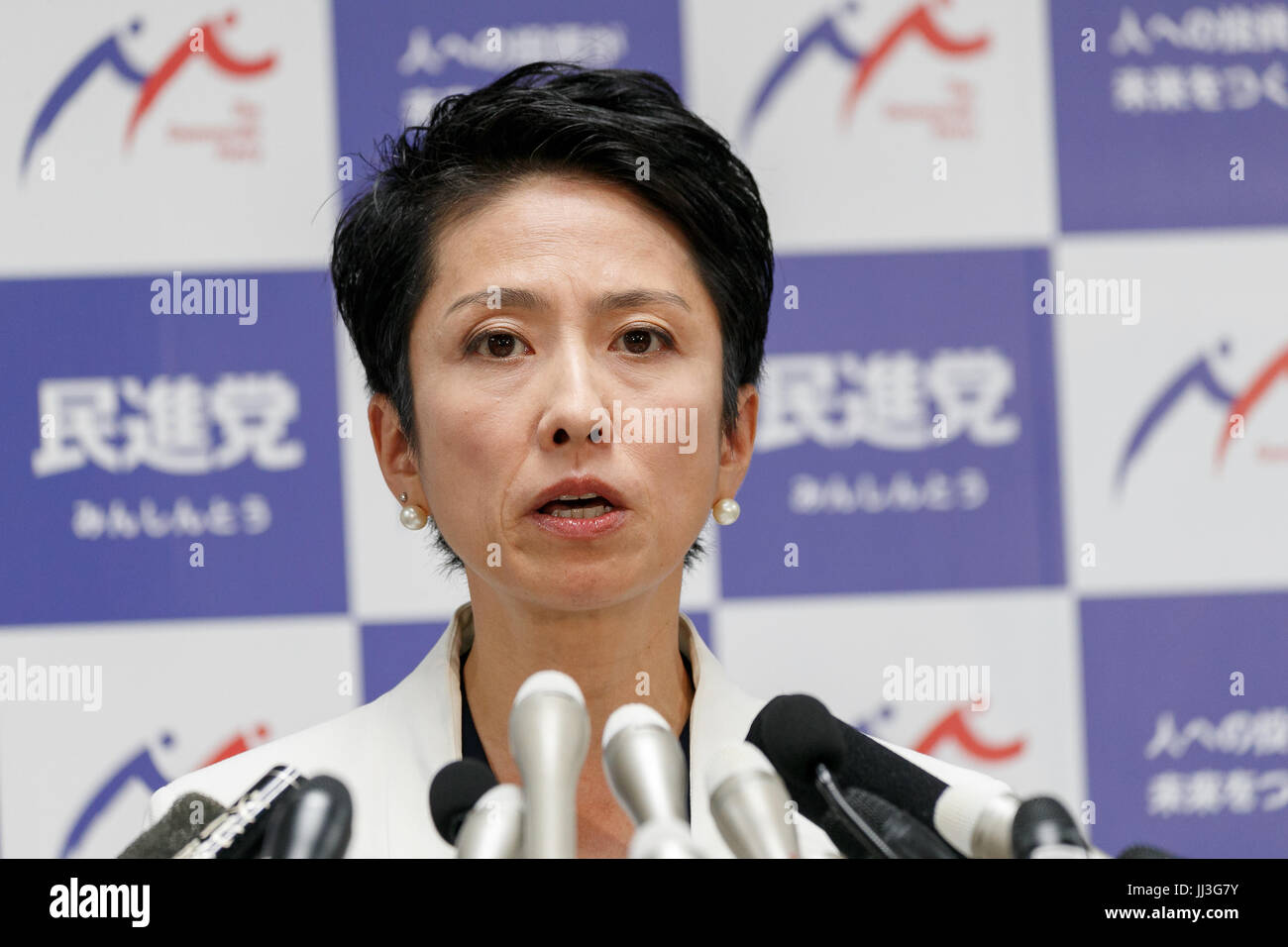 Tokyo, Japon. 18 juillet, 2017. Renho, chef de l'opposition Parti Démocratique (DP), prend la parole lors d'une conférence de presse au siège du parti le 18 juillet 2017, Tokyo, Japon. Renho, dont le père est Japonais, Taïwanais et mère répète qu'elle ne tient plus la double nationalité et apporté des exemplaires de documents pour le prouver. Le DP chef a fait l'objet d'attaques répétées en l'accusant d'en maintenant la citoyenneté taïwanaise par des forces politiques conservatrices dont PM Shinzo Abe. La loi japonaise interdit la double nationalité après l'âge de 22 ans. Credit : Rodrigo Reyes Marin/AFLO/Alamy vivre Banque D'Images