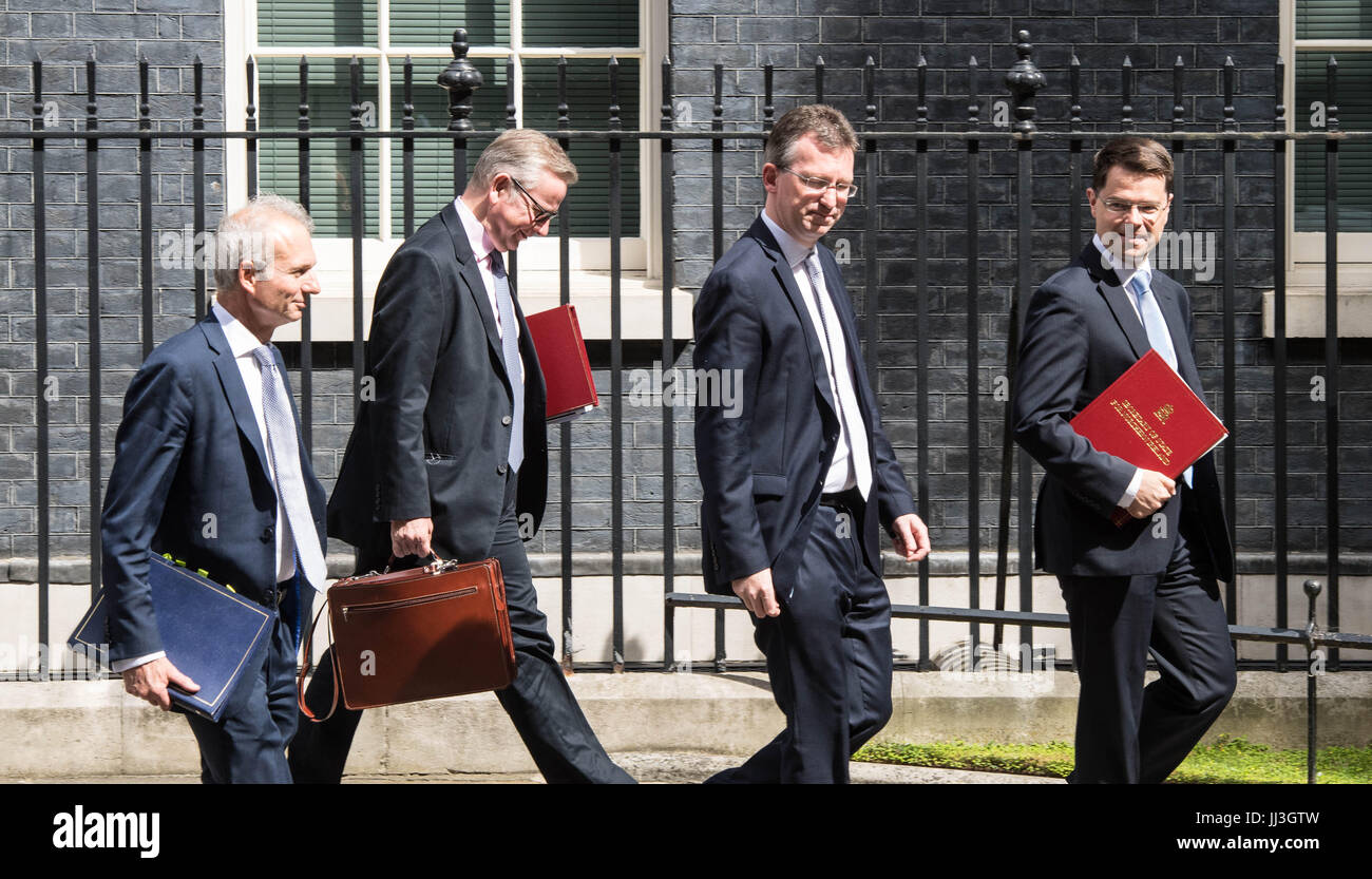 London, UK.18 juillet 2017. Les ministres du Cabinet), quitter Downing Street à la dernière réunion du Cabinet avant les vacances d'été de gauche à droite David Lidington, Secrétaire de la Justice, Michael Gove, secrétaire de l'environnement, Jeremy Wright, Procureur général, James Brokenshire, Secrétaire NI Crédit : Ian Davidson/Alamy Live News Banque D'Images