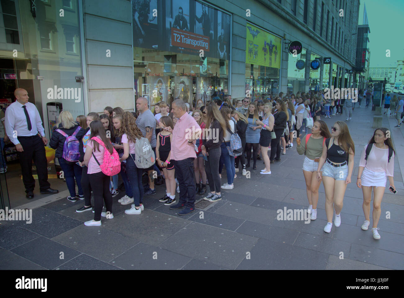 Glasgow, Ecosse, Royaume-Uni. Juil 18, 2017. Signature des copies de Vamps leur nouvel album chez HMV Argyle Street, Glasgow a causé un énorme intérêt et une très longue queue sur sa longueur et beaucoup d'intérêt et de stupéfaction de la génération plus âgée à acheteurs magasins locaux. Credit : Gérard ferry/Alamy Live News Banque D'Images