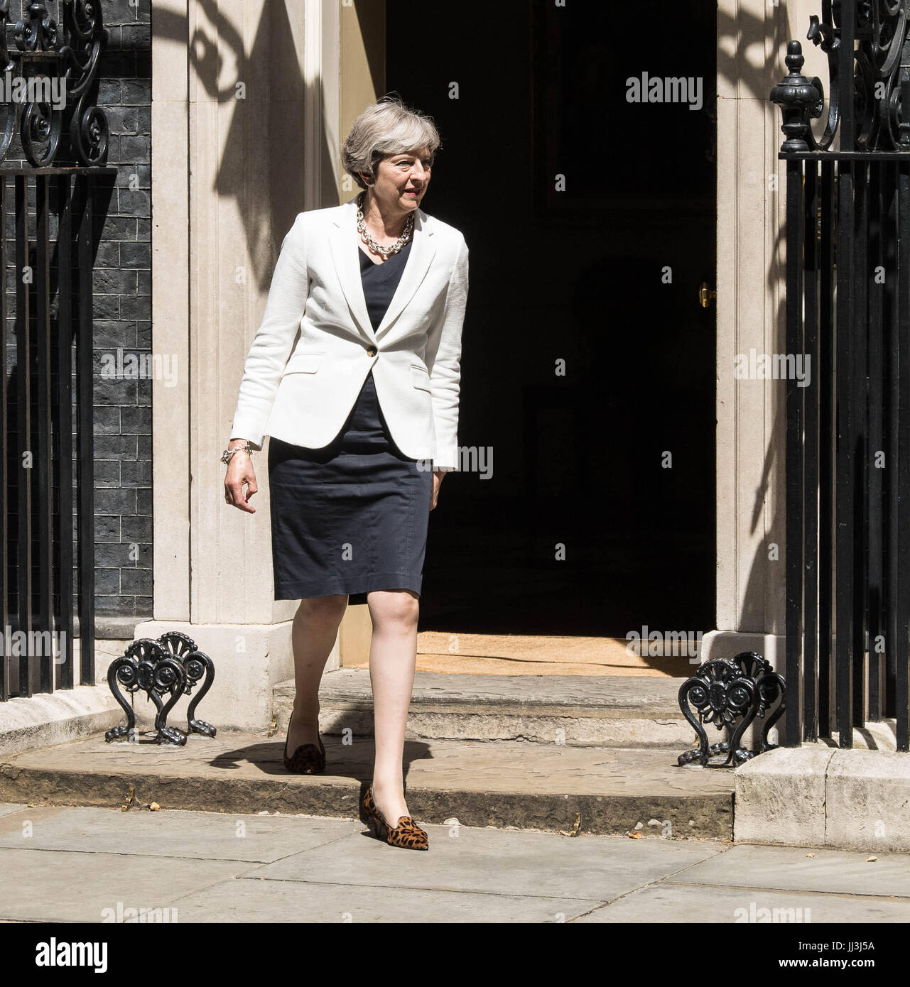 Londres, Royaume-Uni. 18 juillet, 2017. Premier ministre Theresa peut attend pour saluer Jüri Ratas Premier Ministre de l'Estonie Crédit : Ian Davidson/Alamy Live News Banque D'Images
