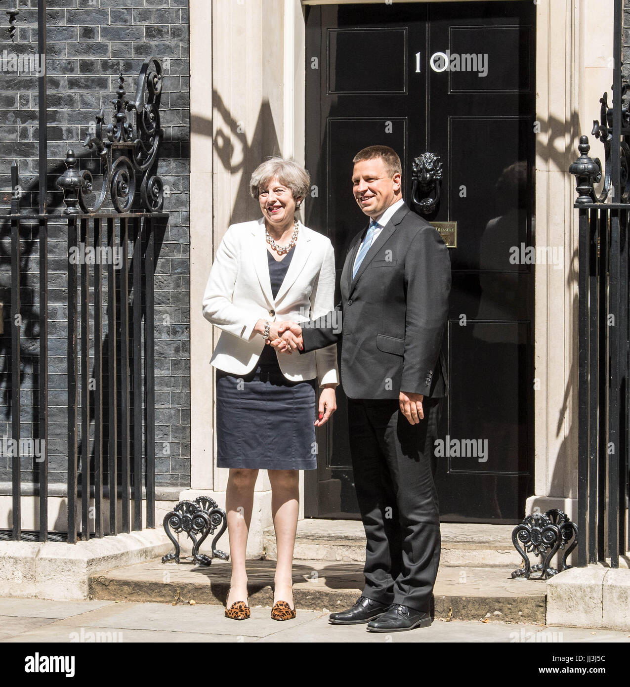 Londres, Royaume-Uni. 18 juillet, 2017. Premier ministre Theresa peut Jüri Ratas accueille le Premier Ministre d'Estonie Crédit : Ian Davidson/Alamy Live News Banque D'Images