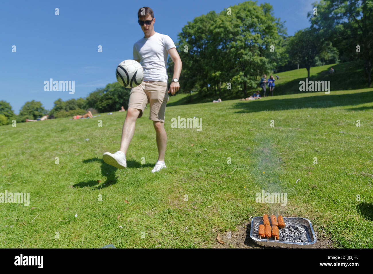 Glasgow, Ecosse, Royaume-Uni. 18 juillet. En été, les retours et les gens apprécient l'été dans la ville, comme l'Écosse Kelvingrove Park attire certains des UK torride Crédit météo Gérard Ferry/Alamy news Banque D'Images