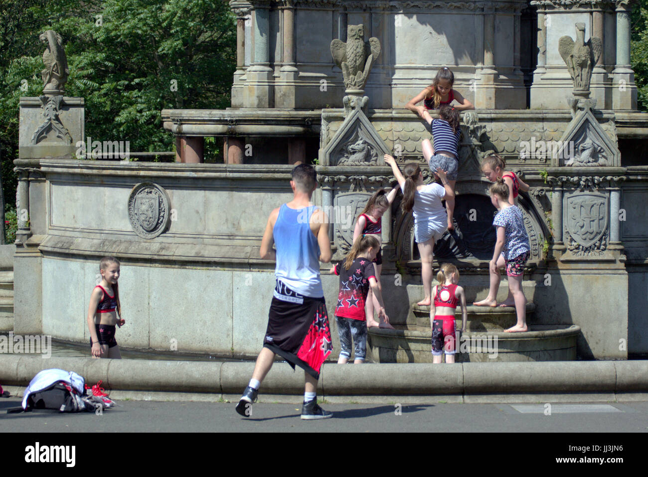Glasgow, Ecosse, Royaume-Uni. 18 juillet. En été, les retours et les gens apprécient l'été dans la ville, comme l'Écosse Kelvingrove Park attire certains des UK torride Crédit météo Gérard Ferry/Alamy news Banque D'Images