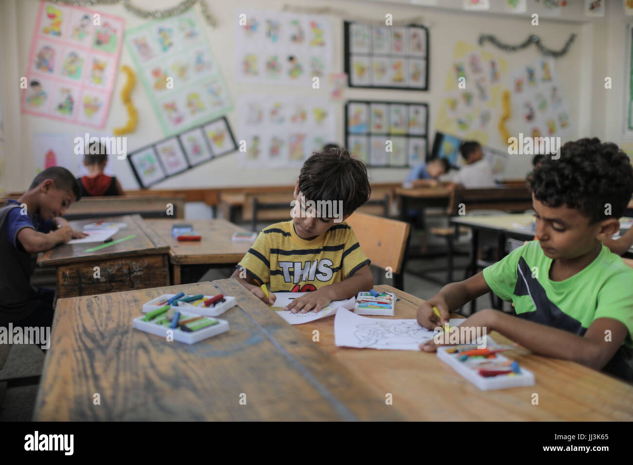 La bande de Gaza. 18 juillet, 2017. Les garçons palestiniens tirer sur les papiers lors d'un ONU-run jeux d'été en semaine dans la ville de Gaza, le 18 juillet 2017. United Nations Relief and Works Agency (UNRWA) a lancé un plaisir d'été de trois semaines semaines pour 190 000 écoliers palestiniens et des enfants réfugiés dans la bande de Gaza. Credit : Wissam Nassar/Xinhua/Alamy Live News Banque D'Images