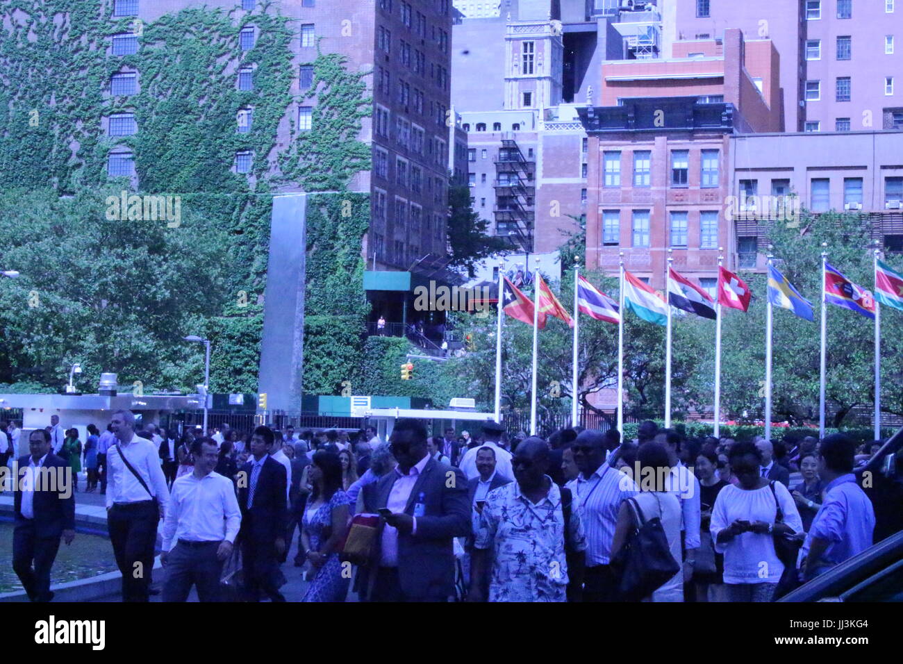 Nations Unies, New York, USA. 18 juillet, 2017. À l'ONU, une alarme d'incendie a conduit les diplomates et le personnel de l'ONU à l'extérieur de l'édifice, le manque d'informations jusqu'à ce que le feu vert a été donné. Photo : Matthew Russell Lee / Inner City Press Banque D'Images