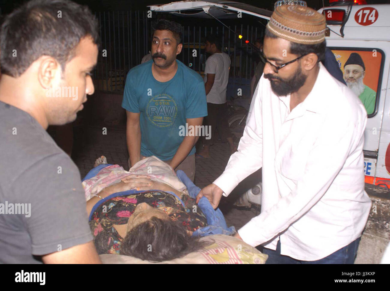 Blessés de l'effondrement des bâtiments dans la localité de Liaquatabad zone en cours de passage à Abbasi Shaheed Hospital à Karachi le Mardi, Juillet 18, 2017. Au moins cinq personnes, dont deux enfants, ont été tués et neuf blessés dans un édifice de trois étages s'est effondré en Liaquatabad salon de Karachi tard lundi. Banque D'Images