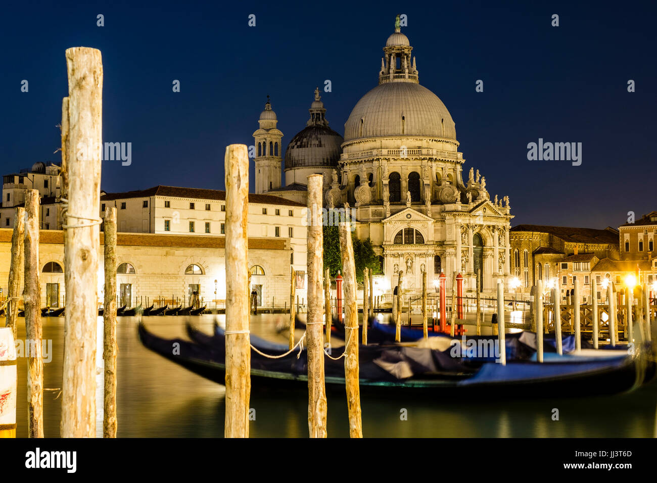 Église Santa Maria della Salute avec gondoles la nuit, Venise, Vénétie, Italie Banque D'Images