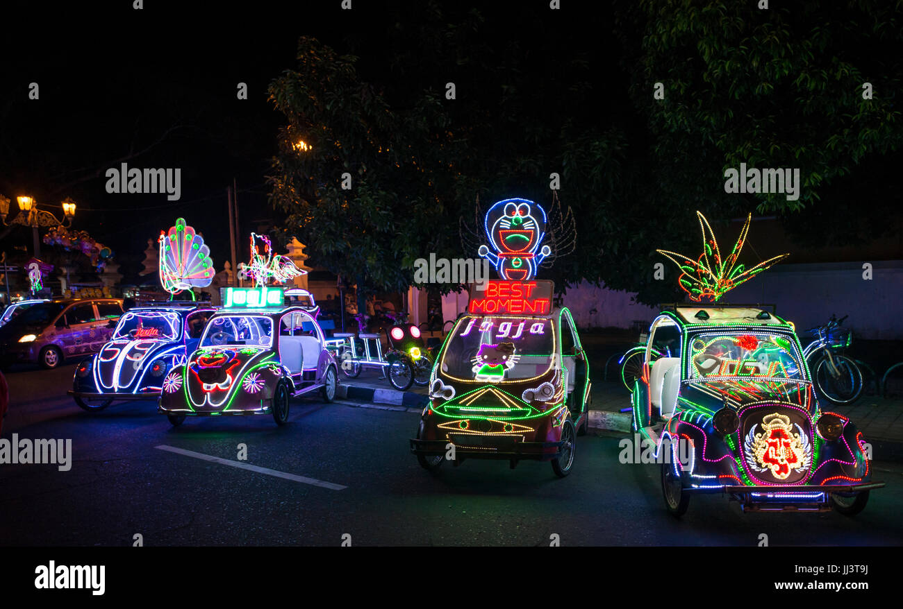 Avec les LED colorées allumé voitures, Voiture à pédale, Yogyakarta, Java, Indonésie Banque D'Images