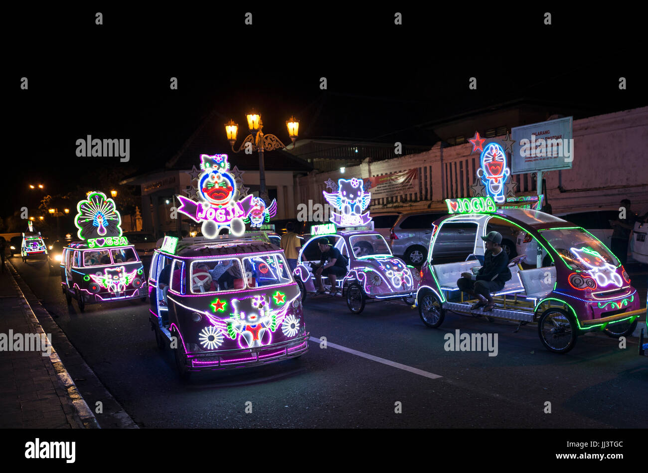 Avec les LED colorées allumé voitures, Voiture à pédale, Yogyakarta, Java, Indonésie Banque D'Images