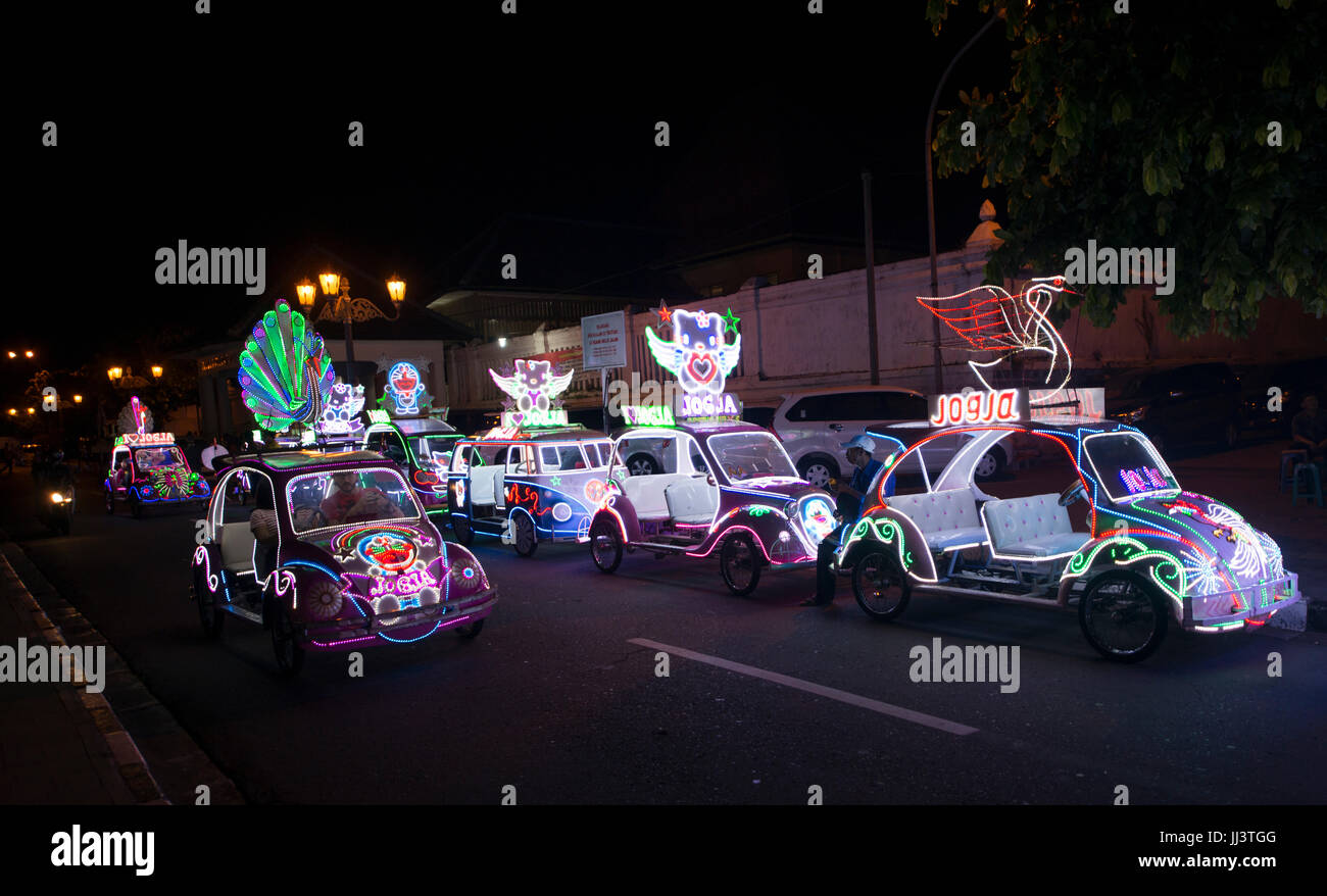 Avec les LED colorées allumé voitures, Voiture à pédale, Yogyakarta, Java, Indonésie Banque D'Images