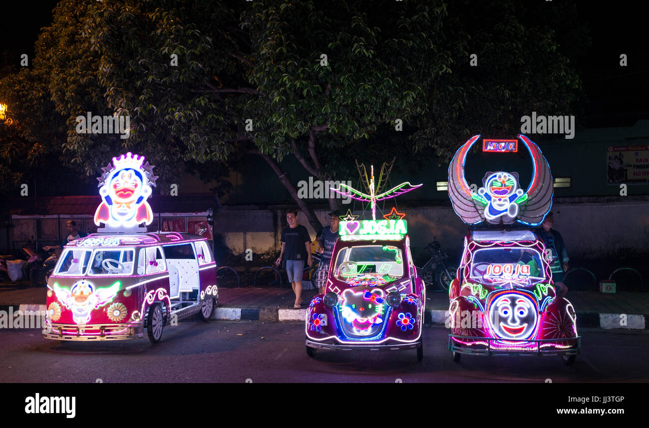 Avec les LED colorées allumé voitures, Voiture à pédale, Yogyakarta, Java, Indonésie Banque D'Images