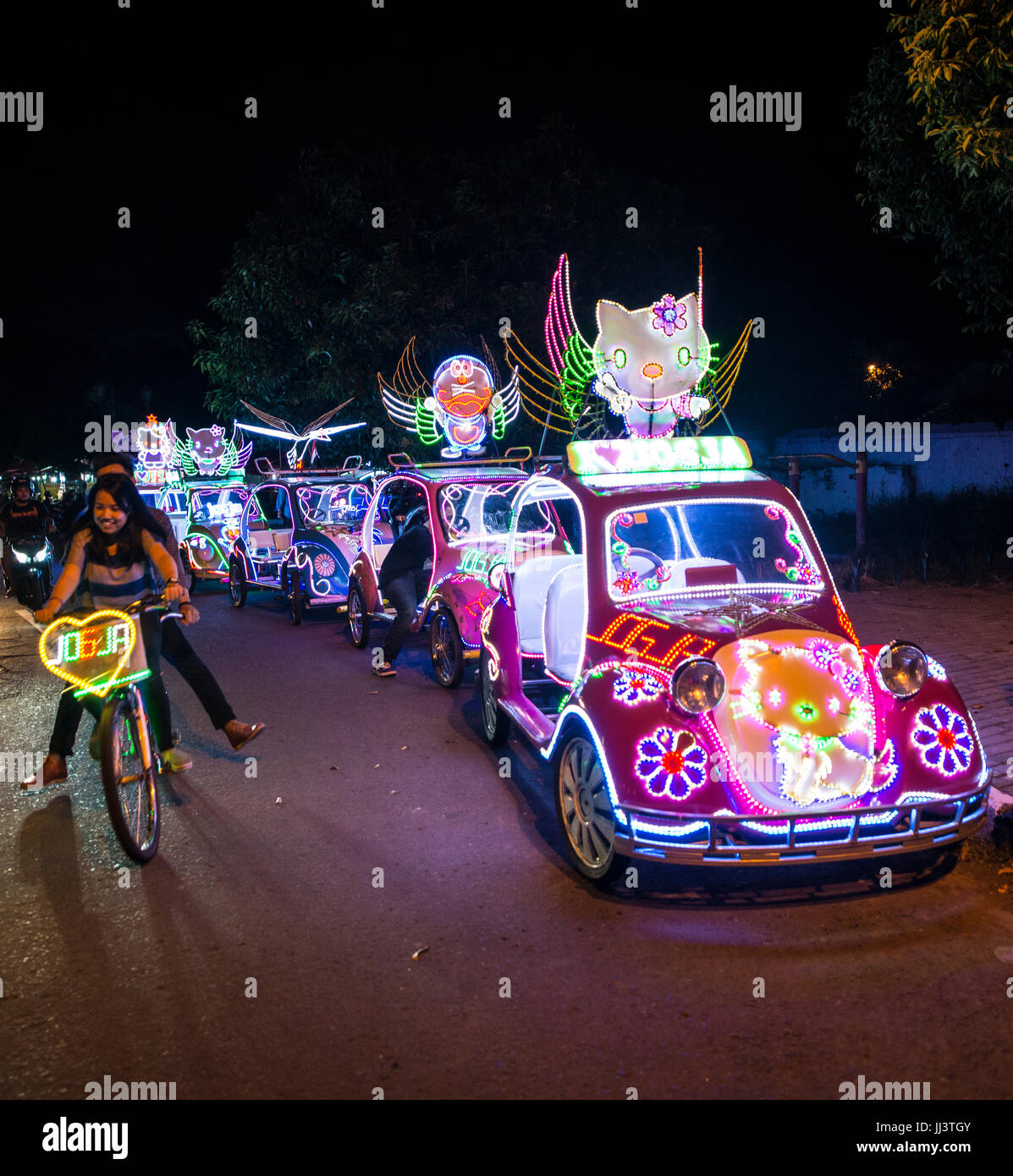 Avec les LED colorées allumé voitures, Voiture à pédale, Yogyakarta, Java, Indonésie Banque D'Images