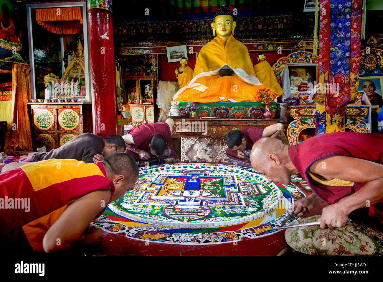 La finition d'une mandala tibétain Banque D'Images