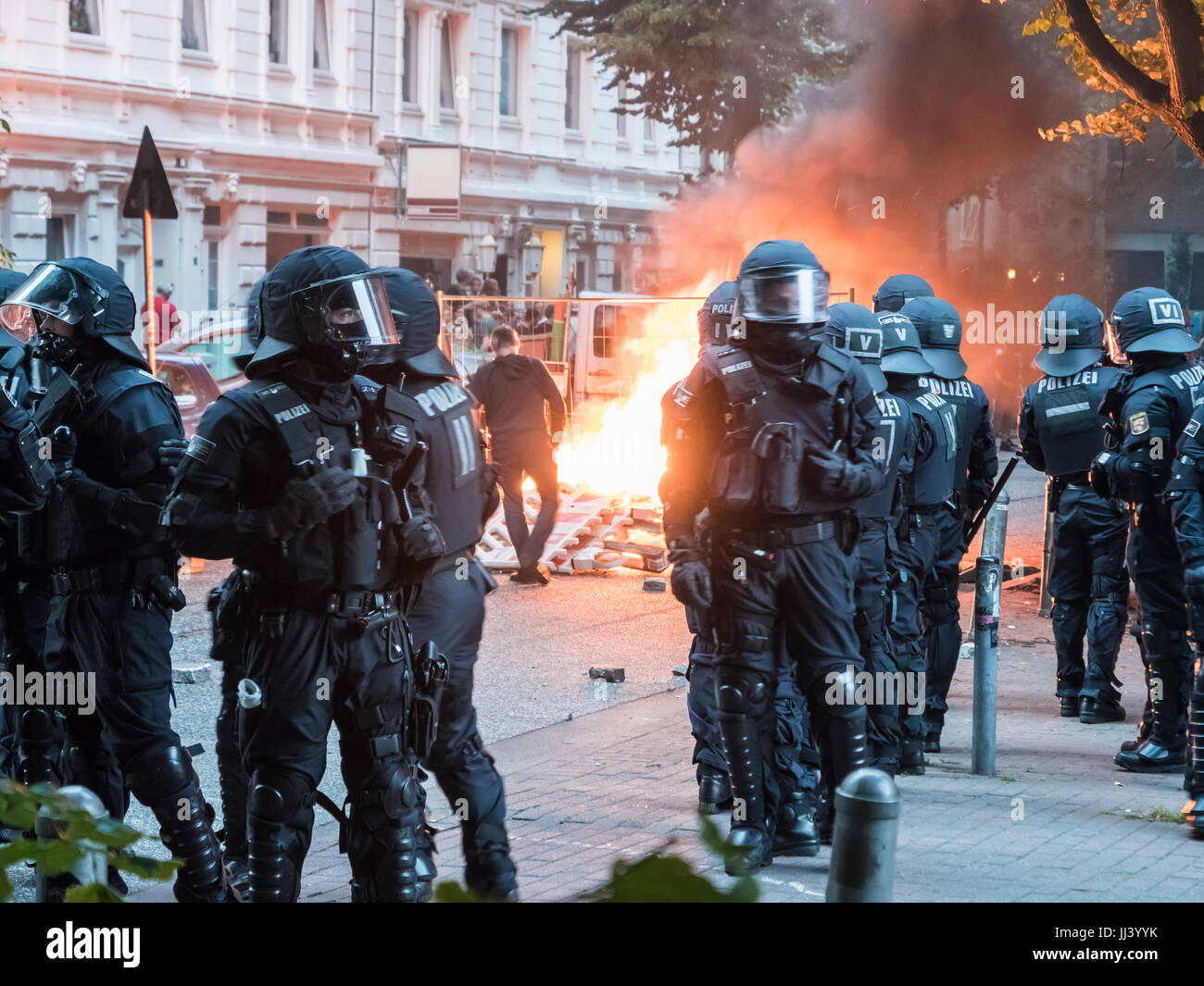 Hambourg, Allemagne - 07 juillet 2017 : vue d'un incendie causé par des manifestants pendant le sommet du G20 à Hambourg, Allemagne Banque D'Images