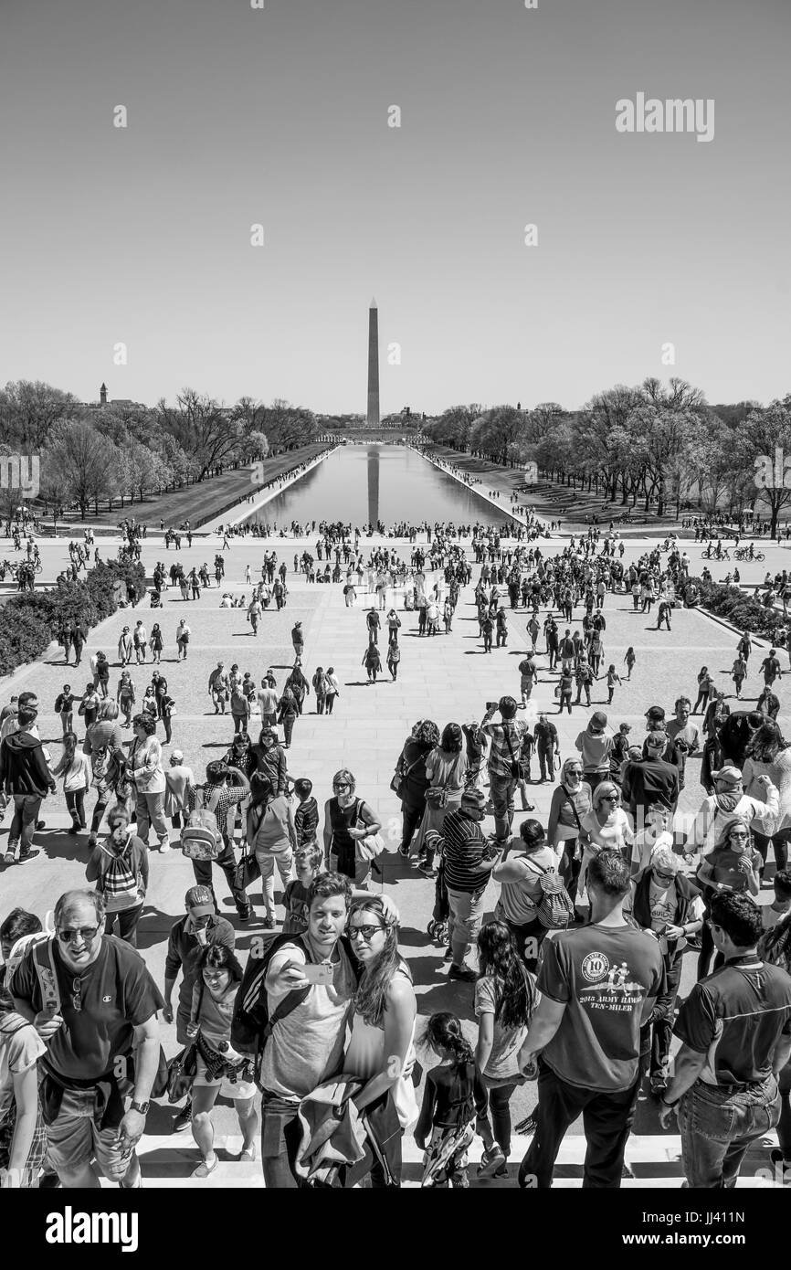 Lieu populaire et occupé à Washington - les touristes visitant le Mémorial de Lincoln et d'un miroir d'eau - WASHINGTON / DISTRICT DE COLUMBIA - 8 AVRIL 2017 Banque D'Images