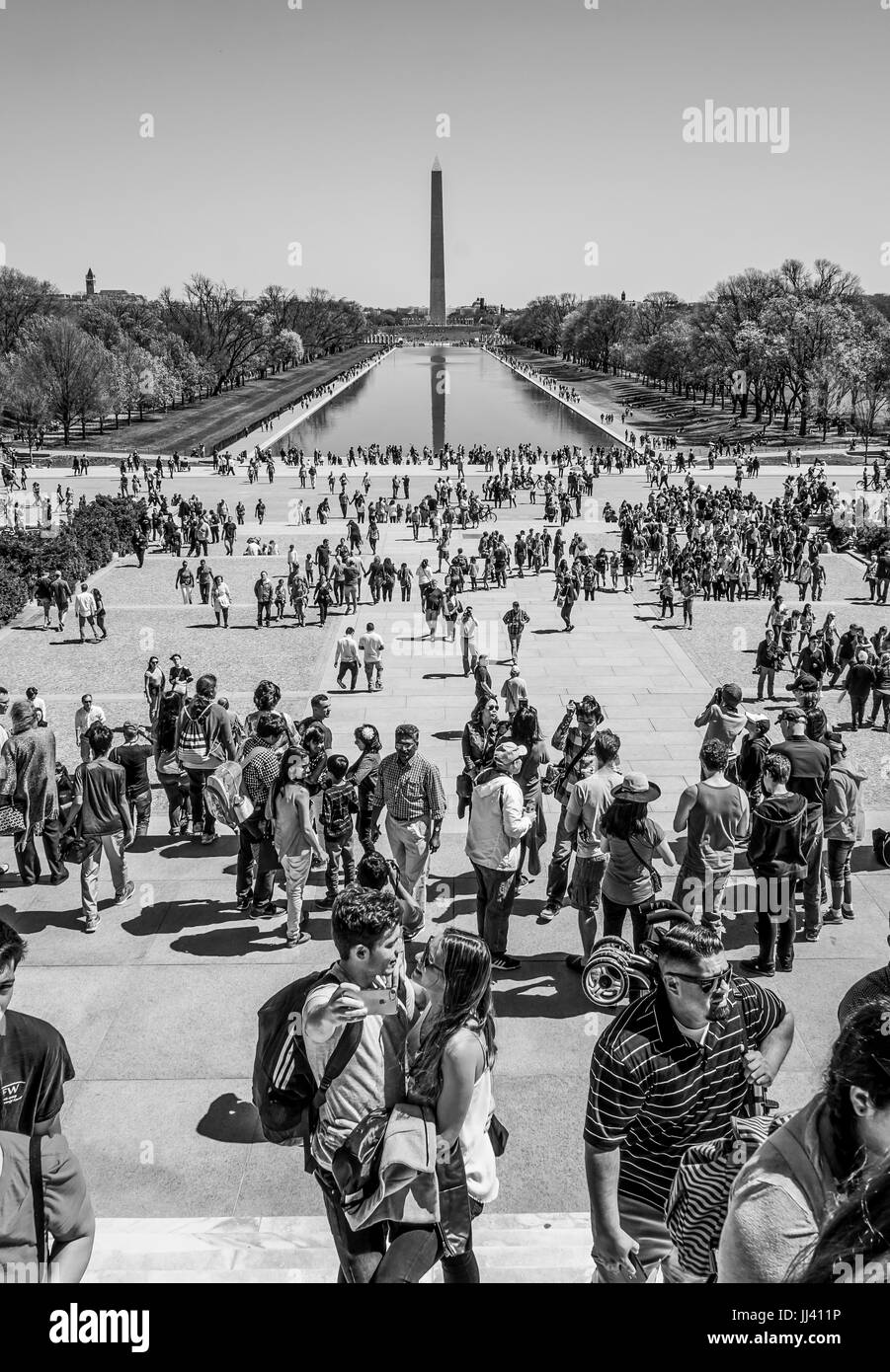 Lieu populaire et occupé à Washington - les touristes visitant le Mémorial de Lincoln et d'un miroir d'eau - WASHINGTON / DISTRICT DE COLUMBIA - 8 AVRIL 2017 Banque D'Images