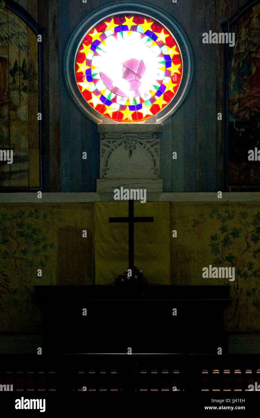 Un vitrail dans l'église d'ornement sur les îles du salut. Banque D'Images