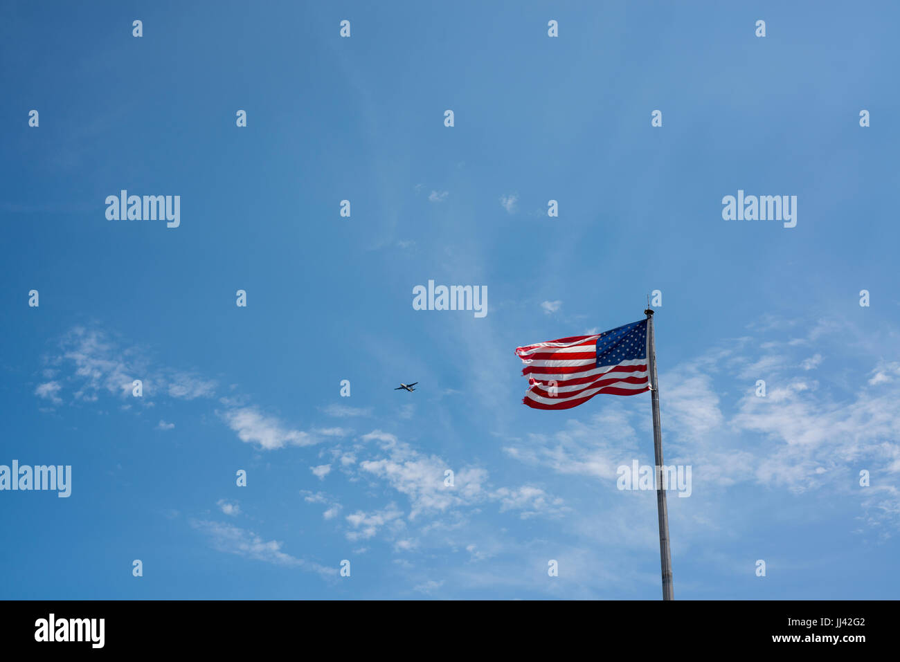 Avion et drapeau américain à l'Airshow à Milwaukee, Wisconsin Banque D'Images