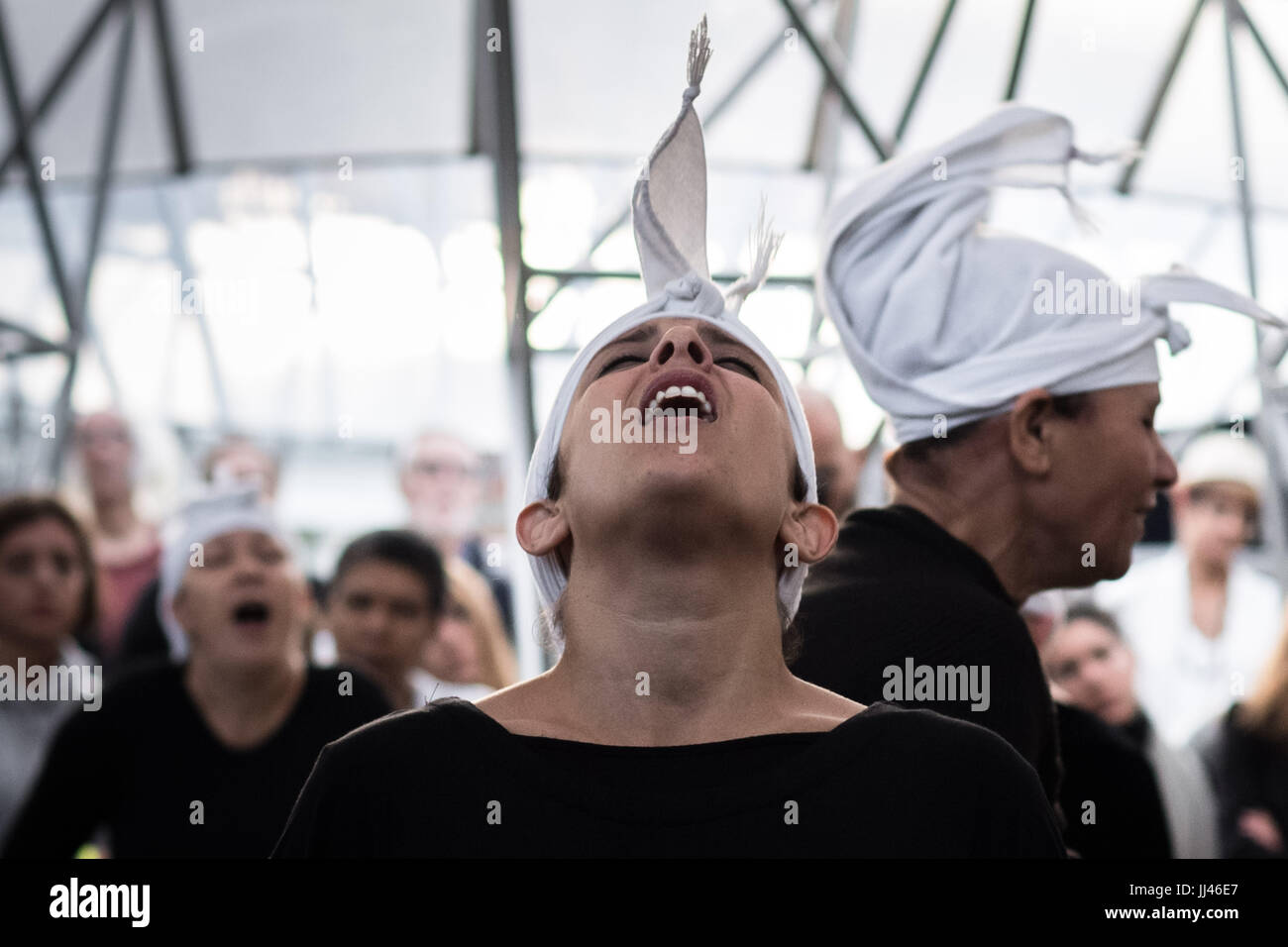 Londres, Royaume-Uni. 14 juillet, 2017. Bouchra Ouizguen's Corbeaux effectué au parc Serpentine nuits. Dix femmes du Maroc et dix de Londres, réunis en une série d'ateliers de sons et cris perçants extraordinaire dans un affichage d'agitation de mouvement et de son. © Guy Josse/Alamy Live News Banque D'Images