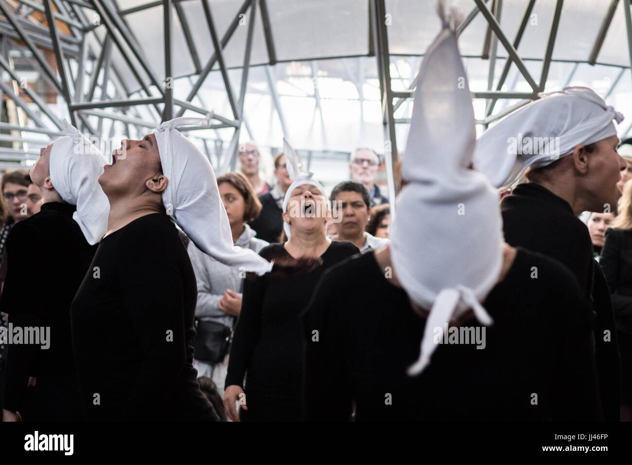 Londres, Royaume-Uni. 14 juillet, 2017. Bouchra Ouizguen's Corbeaux effectué au parc Serpentine nuits. Dix femmes du Maroc et dix de Londres, réunis en une série d'ateliers de sons et cris perçants extraordinaire dans un affichage d'agitation de mouvement et de son. © Guy Josse/Alamy Live News Banque D'Images